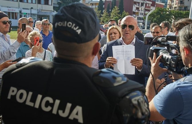 Carević: Mi ćemo dolaziti svako jutro na svoje radno mjesto, jer nam Ustav to garantuje