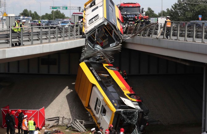 Varšava: Gradski autobus sletio s nadvožnjaka, jedna osoba stradala, 20 povrijeđeno