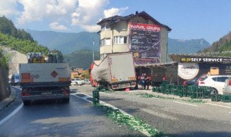 Iz kamiona ispale gajbe gazirane vode, obustavljen saobraćaj na dionici Sarajevo - Mostar