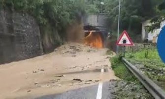 Zbog odrona i bujice saobraćaj bio u prekidu na magistralnom putu Berane-Rožaje