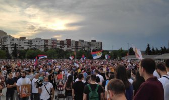 Uprkos zabrani, vjernici SPC šetali ulicama Berana i Nikšića: Plato ispred Hrama u PG bio pun(VIDEO)
