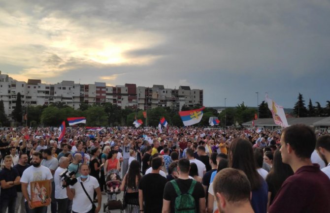 Uprkos zabrani, vjernici SPC šetali ulicama Berana i Nikšića: Plato ispred Hrama u PG bio pun(VIDEO)