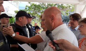 Carević i Radović ni jutros nijesu mogli u Opštinu