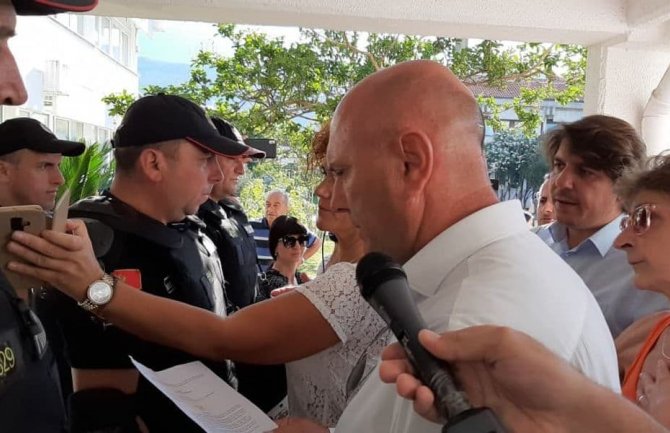 Carević i Radović ni jutros nijesu mogli u Opštinu