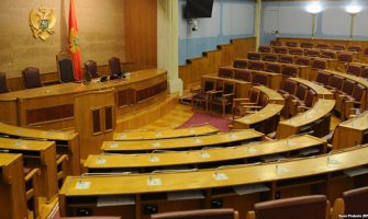 Demokratama i Abazoviću 40% manja plata