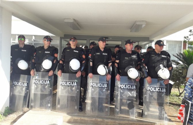 Carević i Radović ni danas na spisku za ulazak u Opštinu, policija ispred zgrade 