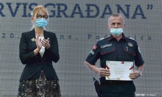 Zahvalnica policajcu koji je spasio djevojku od utopljenja