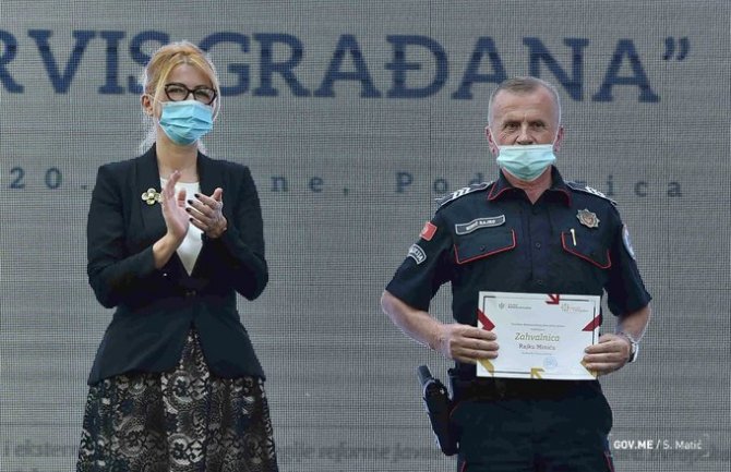 Zahvalnica policajcu koji je spasio djevojku od utopljenja