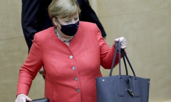 Angela Merkel prvi put sa maskom u javnosti nakon kritika