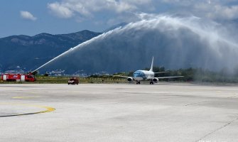 Stigli prvi putnici na aerodrom u Tivtu, svi sa negativnim PCR testovima