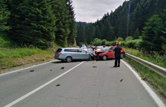 Rožaje: U sudaru dva vozila dvije osobe teško povrijeđene