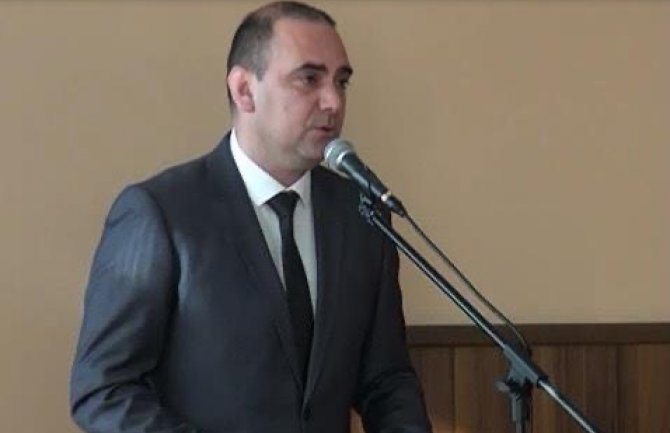 Nikolić: Na spiskovima samo pet odsto prosvjetara