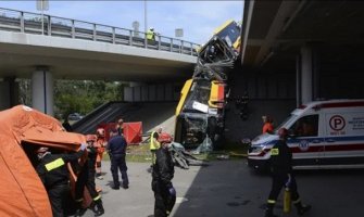 Autobus sletio sa puta, jedna osoba poginula a 17 povrijeđeno