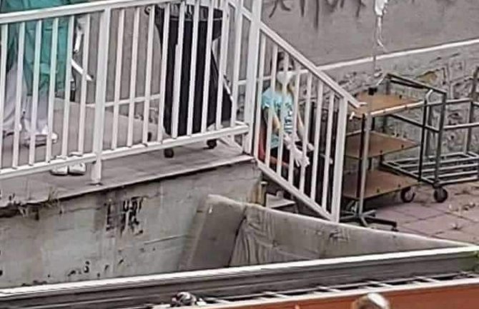 Otac djevojčice koja je fotografisana ispred bolnice u Novom Pazaru traži da se autori slike procesuiraju