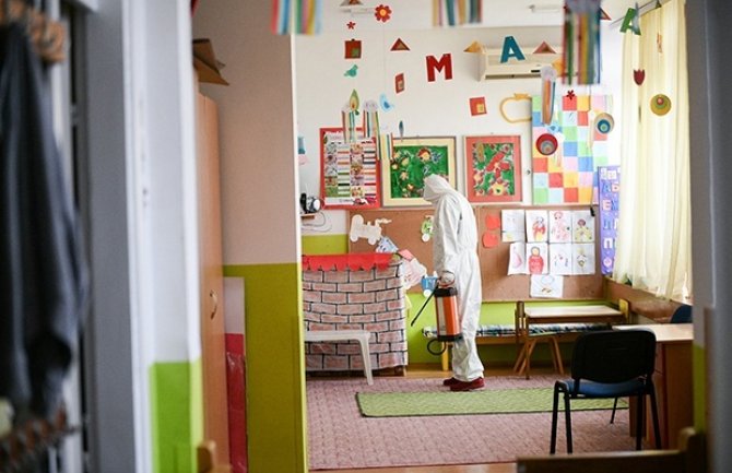 URA pozvala Vladu da omogući ponovno plaćeno odsustvo roditelju sa posla zbog zabrane rada vrtića