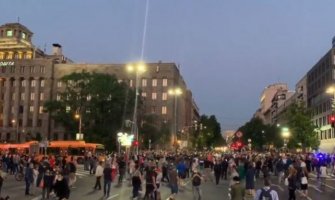 Gužva ispred Skupštine Srbije: Demonstranti probili vrata parlamenta i ušli u zgradu (VIDEO)