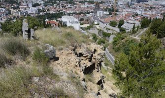 Propada groblje na kojem počiva Aleksa Šantić, golim okom se mogu vidjeti skeleti