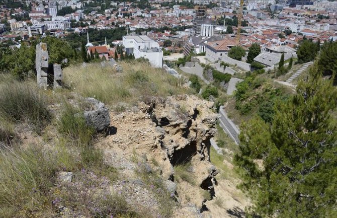 Propada groblje na kojem počiva Aleksa Šantić, golim okom se mogu vidjeti skeleti