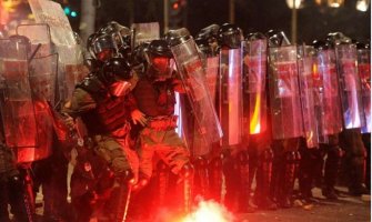 Sinoćni protesti u Beogradu izazvali nerede: Demonstranti gađali kamenicama, flašama, povrijeđeni novinari (FOTO)