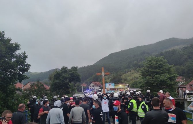 Zaustavljena auto litija na putu Berane-Bijelo Polje