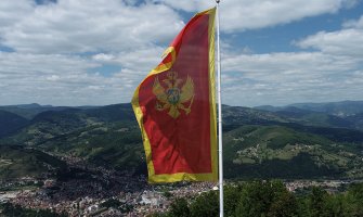 Na Obrovu podignuta zastava CG na jarbolu visokom 14 metara: 13. jul temelj savremene Crne Gore