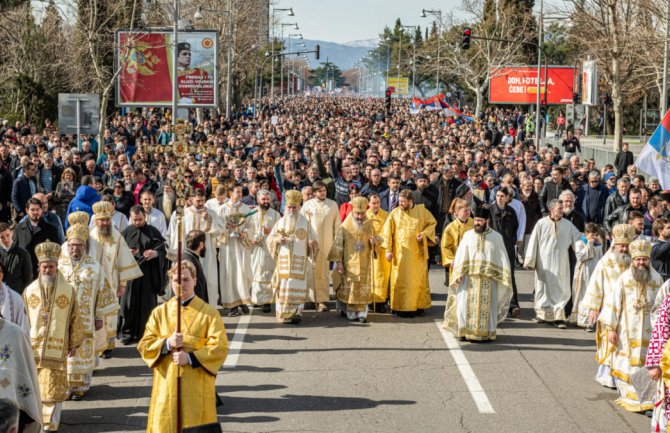 Amfilohije: Nećemo odgovarati na napade koji žele Crkvu da uključe u političku kampanju