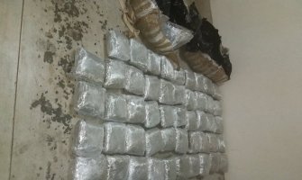 Odbačeno 54 kg marihuane, policija traga za 