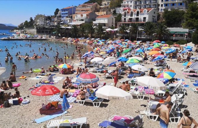 Kao da nije pandemija koronavirusa: Krcate plaže u Neumu