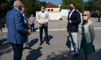  Janović i Vuković obišli rekonstruisani košarkaški teren u Barutani: Motivacija mladima da se bave sportom