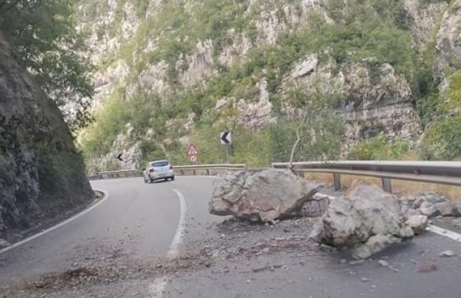 Odron na putu Podgorica-Kolašin, stijene blokirale traku