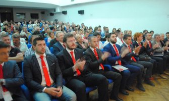 Demokrate: Dok Kolašin grca u dugovima, vlast kupuje dva automobila vrijednosti 50 hiljada eura