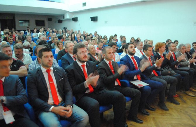 Demokrate: Dok Kolašin grca u dugovima, vlast kupuje dva automobila vrijednosti 50 hiljada eura