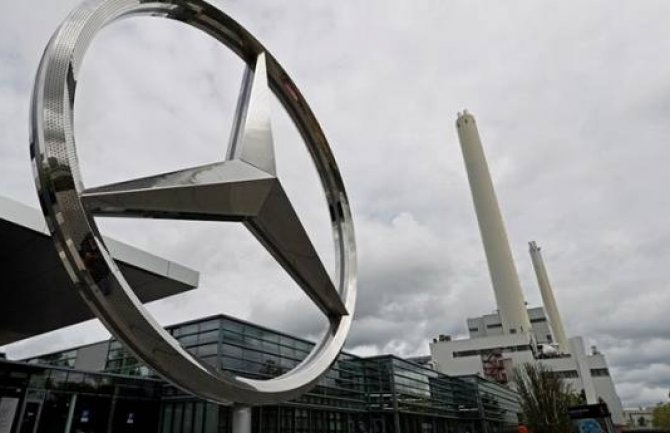Mercedes povlači 1.3 miliona vozila zbog greške u sistemu za pozive u hitnim slučajevima