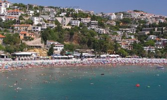 Ne poštuju mjere: Novčano kažnjena dva ugostiteljska objekta na Maloj plaži