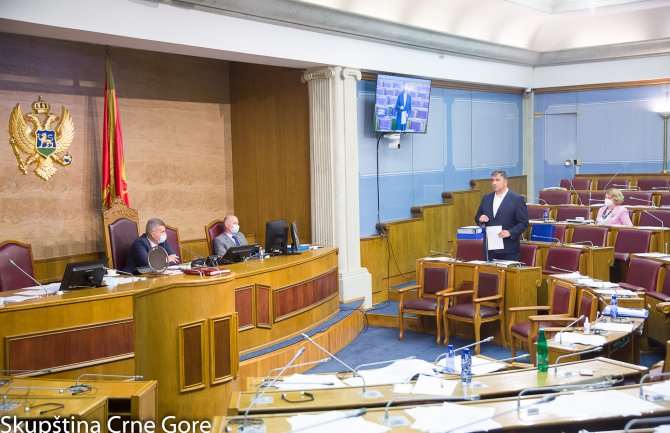 CGO:  Štiti li poslanički imunitet i od virusa pa poslanici ne nose maske?