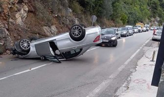 Saobraćajna nezgoda u Sutomoru: Auto se prevrnulo na krov, vozač lakše povrijeđen