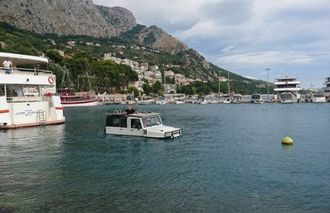 Turista ušao džipom u more, napravio krug i otišao sa plaže (FOTO)