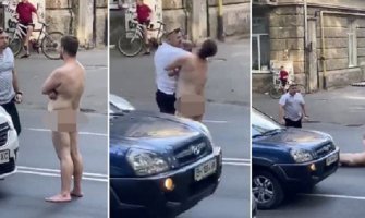 Potpuno  go muškarac blokirao saobraćaj, a onda je isfrustirani vozač izašao iz vozila... (VIDEO)