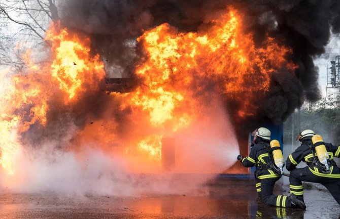 Požar u višespratnici: Ljudi iskakali kroz prozore, 11 mrtvih, među njima 3 djece (VIDEO)