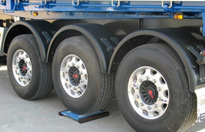 Upravi policije donirali pet kompleta mobilnih elektronskih kontrolnih vaga