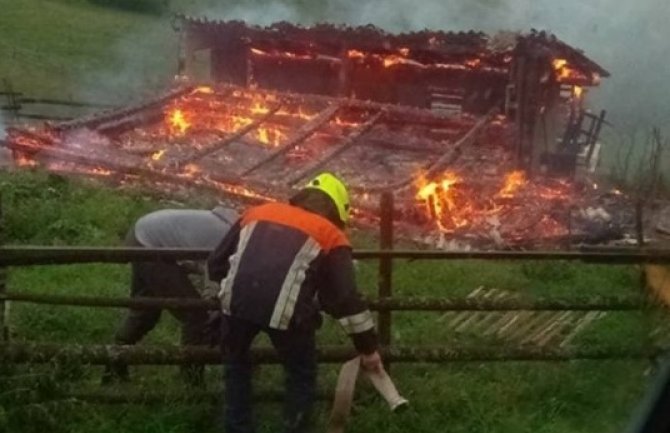 Bijelo Polje: U požaru u potpunosti izgorjela štala 