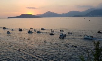 Litija barkama od Starog grada do Svetog Stefana, bakljada na Slovenskoj plaži(FOTO)