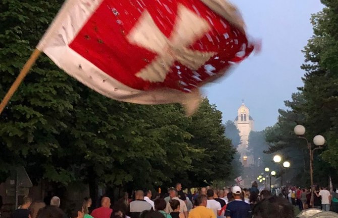 Protest protiv Zakona o slobodi vjeroispovjesti: Nikšićani i Beranci šetaju, na Žabljaku auto-litija