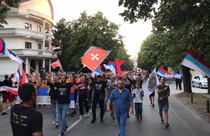 Nikšićani šetali protiv Zakona o slobodi vjeroispovijesti