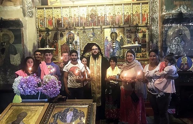 Deset Roma primilo pravoslavnu vjeru, kršteni u crkvi Svetog Nikole u Bijelom Polju