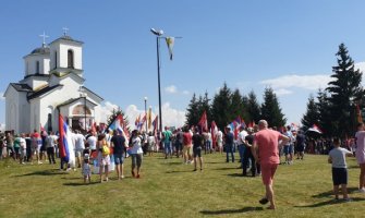 Auto-litija stigla do granice sa CG: Želimo da kažemo našoj crnogorskoj braći da smo tu za njih