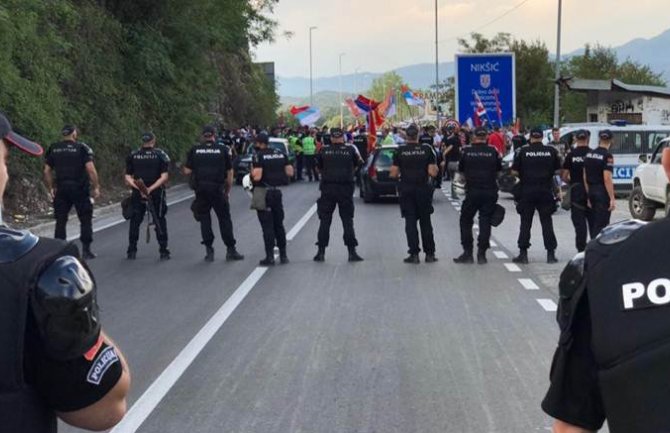 Blokiran saobraćaj na više mjesta, protestna šetnja u Beranama, auto-litija u BP