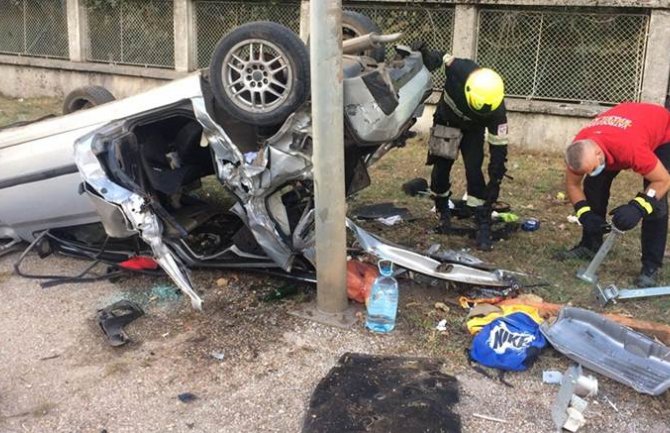 Udes u Nikšiću: Vozilo udarilo u betonsku ogradu pa u stub rasvjete, 4 osobe povrijeđene