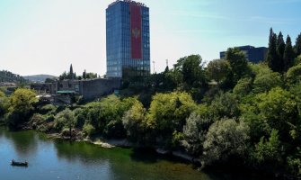 Pogledajte: Crnogorska zastava duga 40 metara isaknuta na najvišoj zgradi u Glavnom gradu (VIDEO)