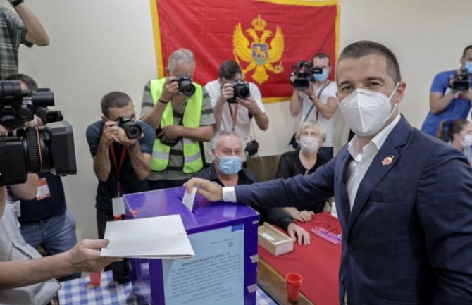 Bečić: Na pokušaje izazivanja nemira od strane vlasti odgovoriti mirno